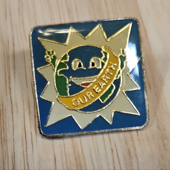 🎉BOGO🎉Cartoon Earth Face Pin - Picture 3 of 5